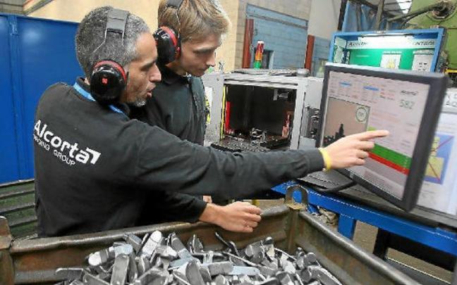 Un estudiante de Ingeniería dual del IMH sigue las indicaciones de su tutor.