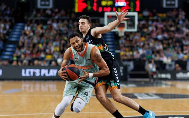 Henry, en la imagen pugnando con un rival, fue importante al final con su defensa