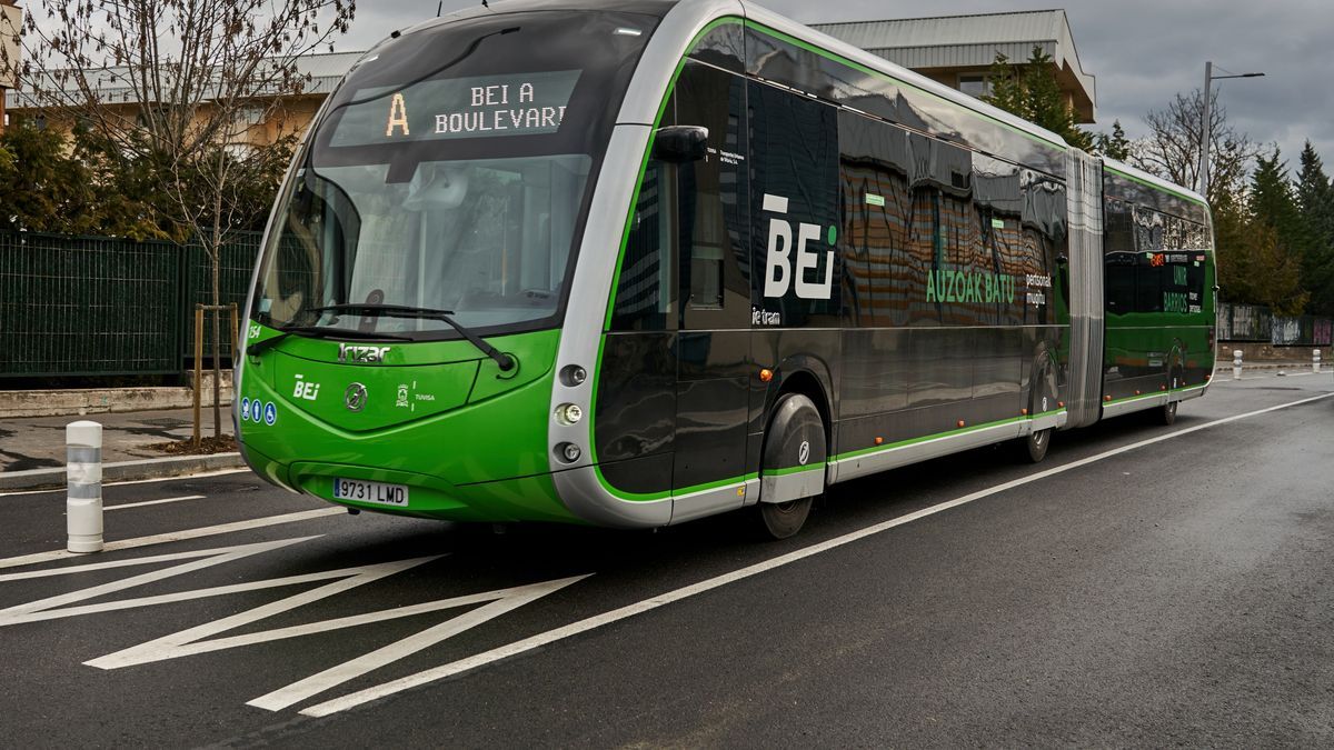 Vehículo del BEI circulando por Gasteiz