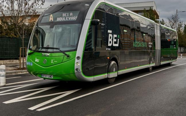Vehículo del BEI circulando por Gasteiz