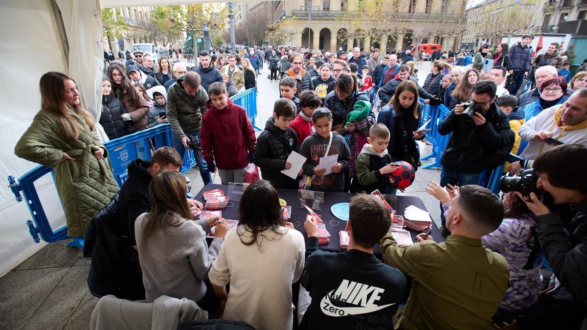 Jugadores y jugadoras de Osasuna, firmando en la Plaza de Castillo entre gran expectación.