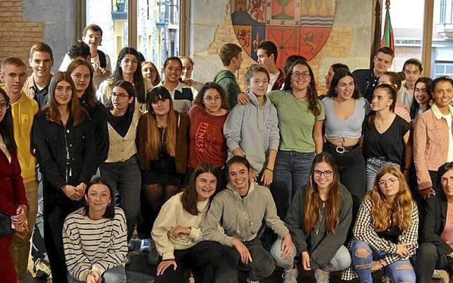 El grupo de estudiantes en el ayuntamiento de Tolosa. | FOTO: N.G.