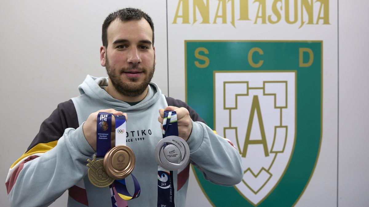 El técnico navarro Fermín Iturri, con las tres medallas que ha conseguido con la selección española absoluta.