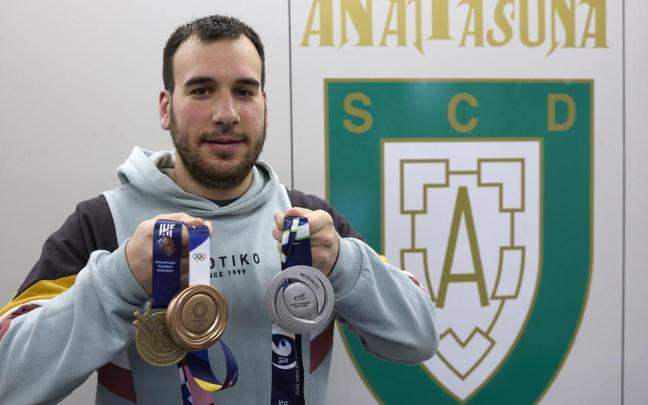 El técnico navarro Fermín Iturri, con las tres medallas que ha conseguido con la selección española absoluta.