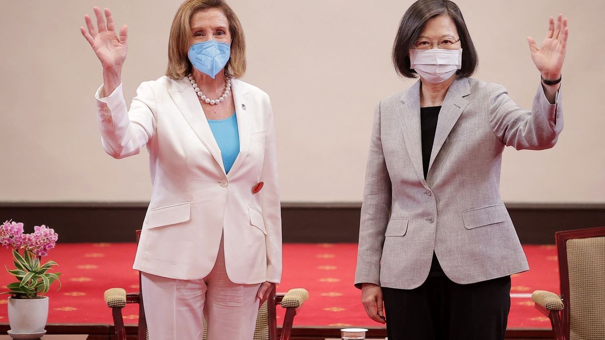 Nancy Pelosi (i), junto a la presidenta de Taiwán, Tsai Ing-wen