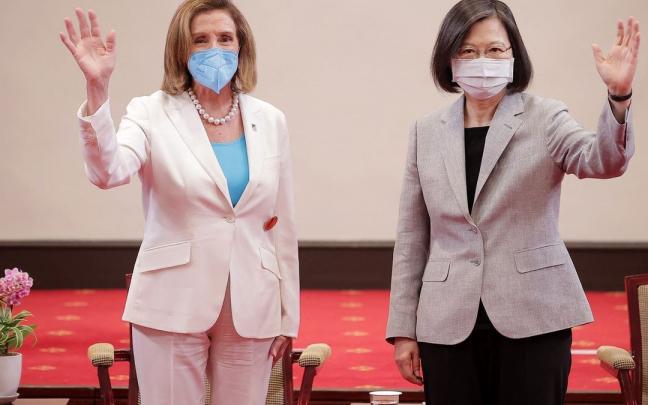 Nancy Pelosi (i), junto a la presidenta de Taiwán, Tsai Ing-wen