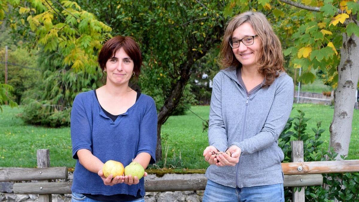 Tania G&oacute;mez y Elena Sauca, de la Red de Semillas de Navarra, en Aribe, el d&iacute;a de la presentaci&oacute;n del proyecto el pasado 21 de octubre.