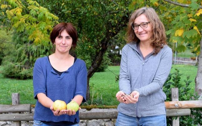 Tania G&oacute;mez y Elena Sauca, de la Red de Semillas de Navarra, en Aribe, el d&iacute;a de la presentaci&oacute;n del proyecto el pasado 21 de octubre.