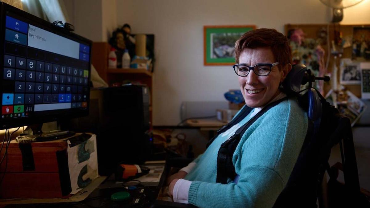 María Blasco, sonriente en su habitación.