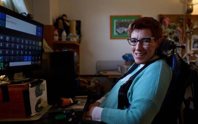 María Blasco, sonriente en su habitación.