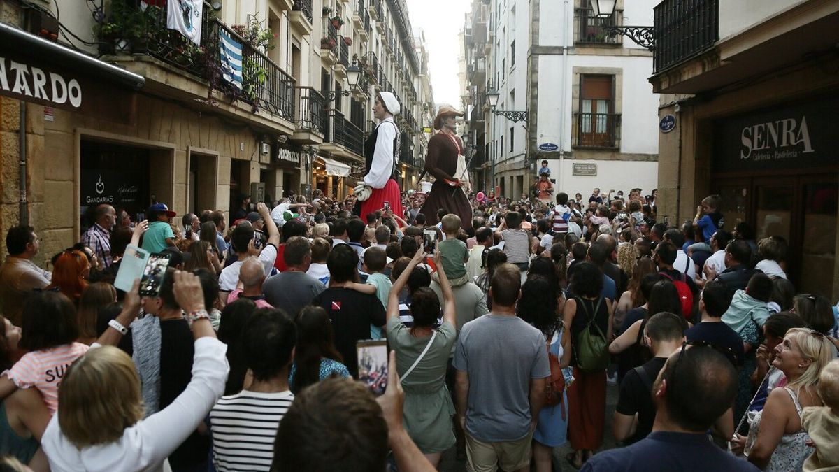 La calle 31 de agosto, llena de personas al paso de los gigantes y cabezudos.