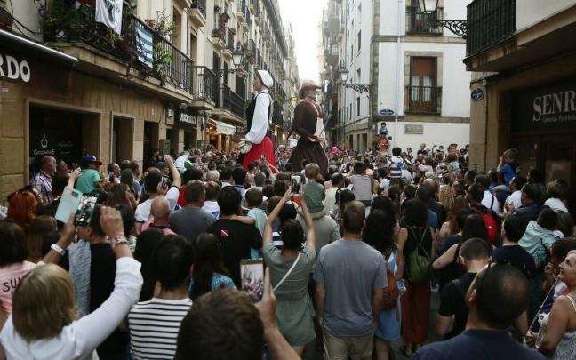 La calle 31 de agosto, llena de personas al paso de los gigantes y cabezudos. La calle 31 de agosto, llena de personas al paso de los gigantes y cabezudos.