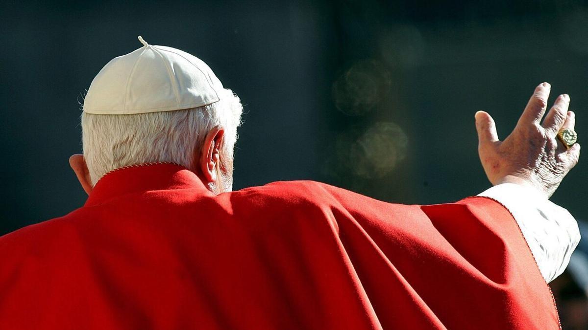 Imagen de archivo del Papa Benedicto XVI, durante una audiencia.