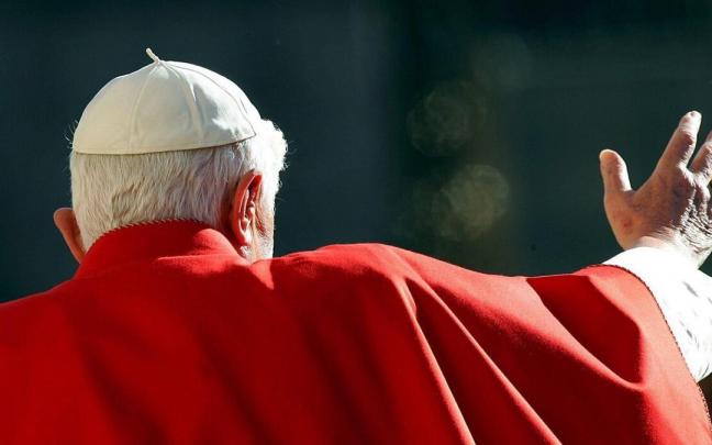 Imagen de archivo del Papa Benedicto XVI, durante una audiencia.