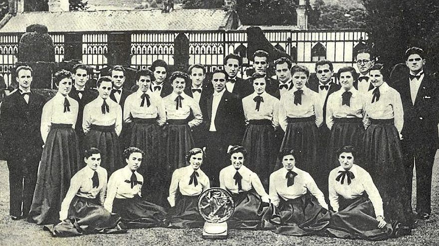 La Coral de Elizondo ante el Palacio de las Señoritas de Llangollen en 1952.