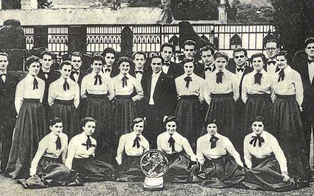 La Coral de Elizondo ante el Palacio de las Señoritas de Llangollen en 1952. La Coral de Elizondo ante el Palacio de las Señoritas de Llangollen en 1952.