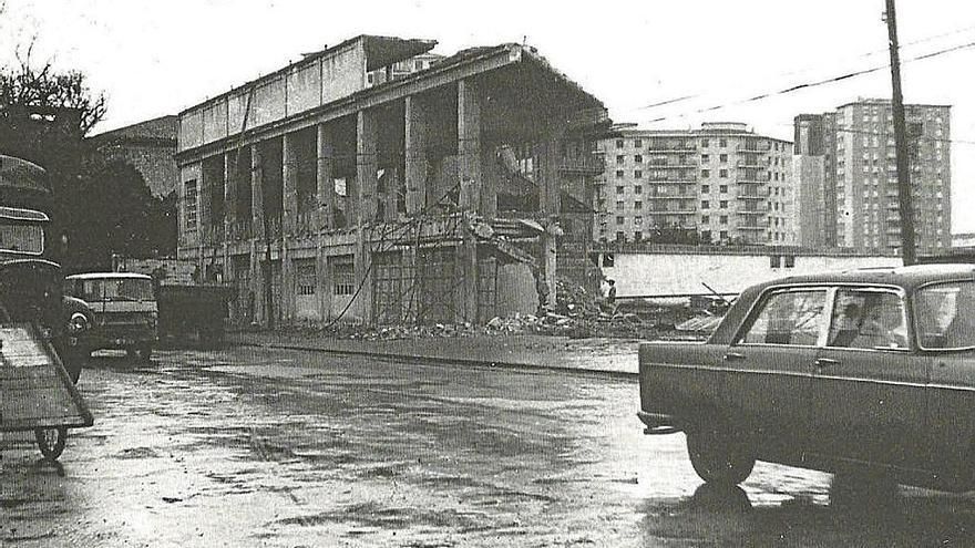 Derribo del campo de Osasuna en San Juan, 1969 | FOTO: DE ARAZURI, J.J. &ldquo;PAMPLONA, CALLES Y BARRIOS&rdquo;.
