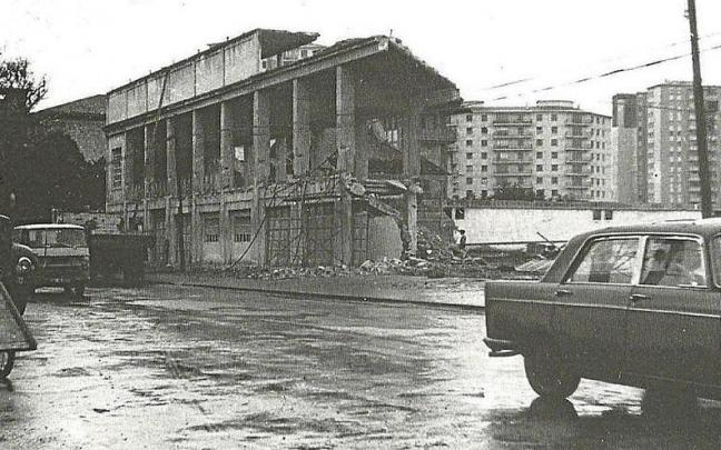 Derribo del campo de Osasuna en San Juan, 1969 | FOTO: DE ARAZURI, J.J. “PAMPLONA, CALLES Y BARRIOS”. Derribo del campo de Osasuna en San Juan, 1969 | FOTO: DE ARAZURI, J.J. “PAMPLONA, CALLES Y BARRIOS”.