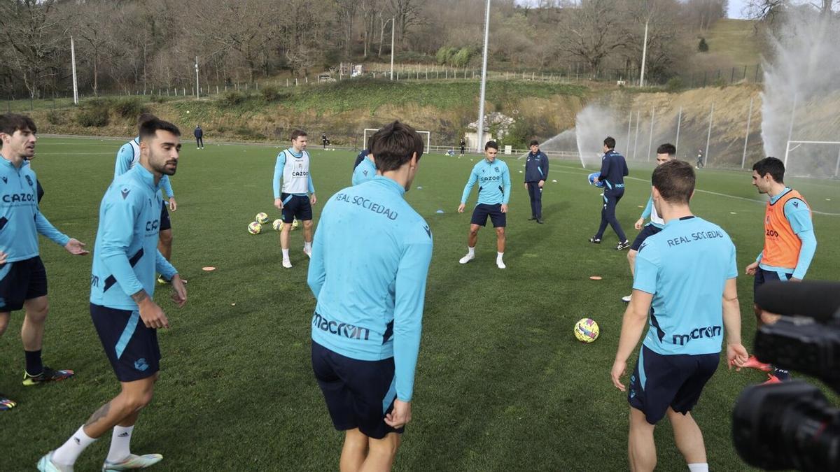 Jugadores de la Real, durante un entrenamiento en Zubieta.