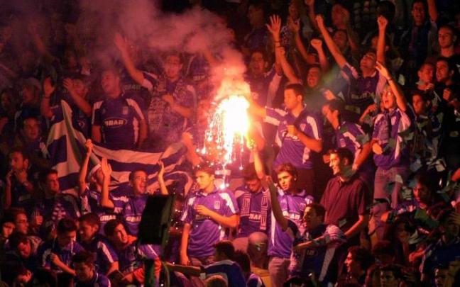 Ultras griegos, en un estadio.