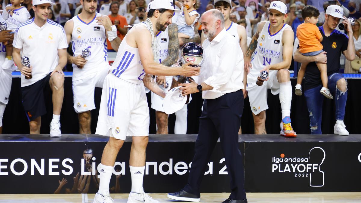 A la derecha, Pablo Laso