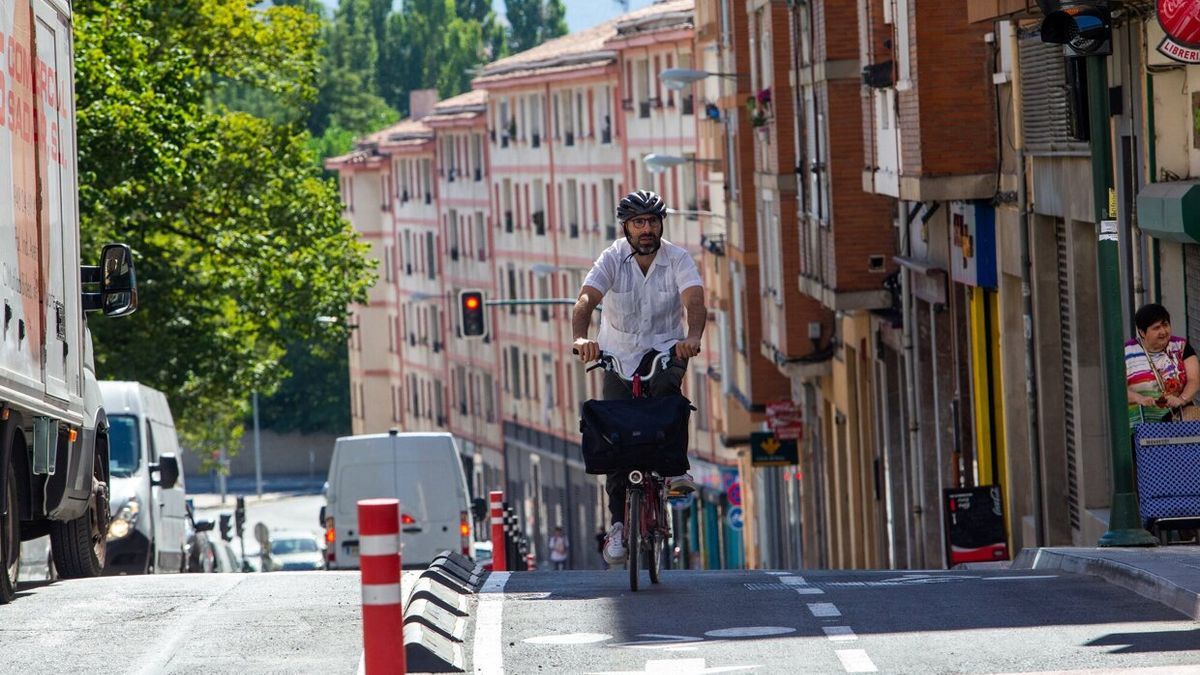 El nuevo carril bici habilitado en la calle Julian Gayarre, en la Milagrosa.