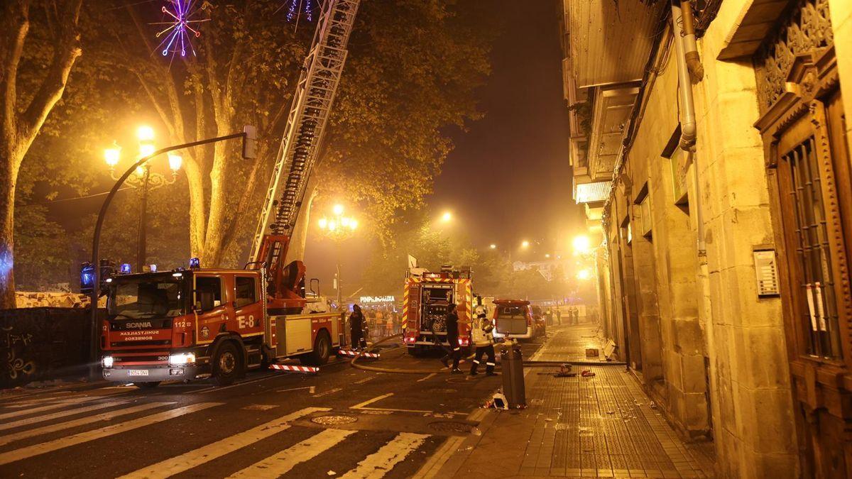 Los bomberos están apagando el fuego