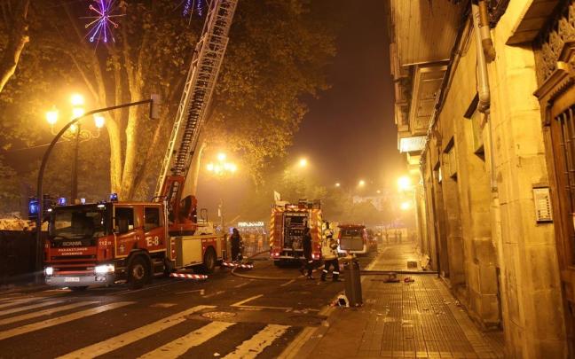 Los bomberos están apagando el fuego