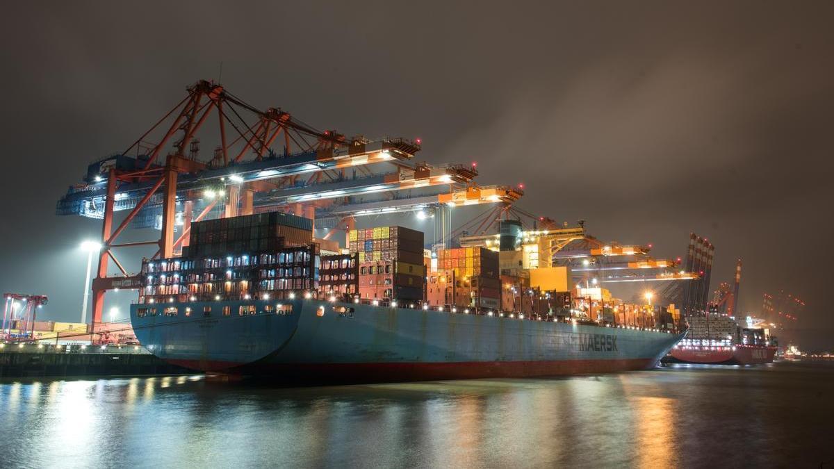 Contenedor de la naviera Maersk en el puerto de Hamburgo.