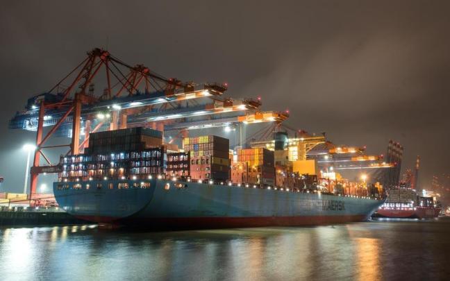 Contenedor de la naviera Maersk en el puerto de Hamburgo. Contenedor de la naviera Maersk en el puerto de Hamburgo.