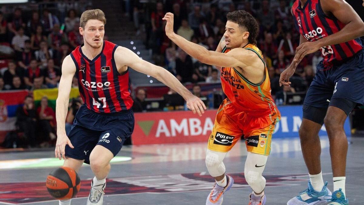 Kurucs trata de eludir el marcaje de Radebaugh , durante el partido entre el Baskonia y el Valencia Basket