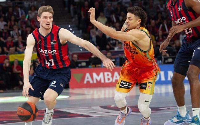 Kurucs trata de eludir el marcaje de Radebaugh , durante el partido entre el Baskonia y el Valencia Basket Kurucs trata de eludir el marcaje de Radebaugh , durante el partido entre el Baskonia y el Valencia Basket