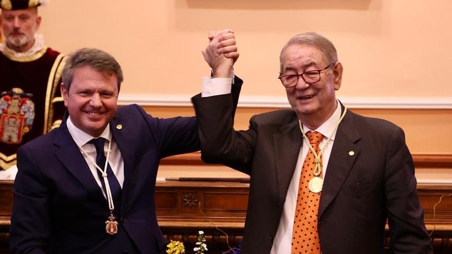 José Antonio Santano, alcalde de Irun, y Beñardo García, presidente de honor del Club Deportivo Bidasoa.