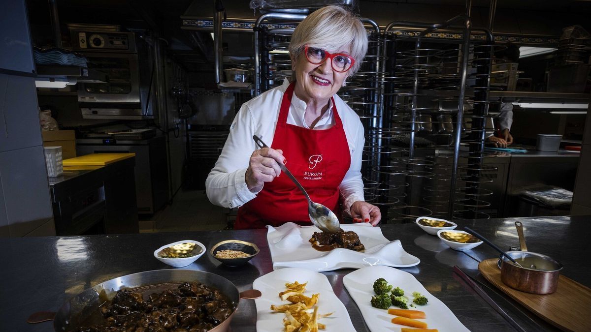 Pilar Idoate emplata un estofado de toro en las cocinas del restaurante Europa.