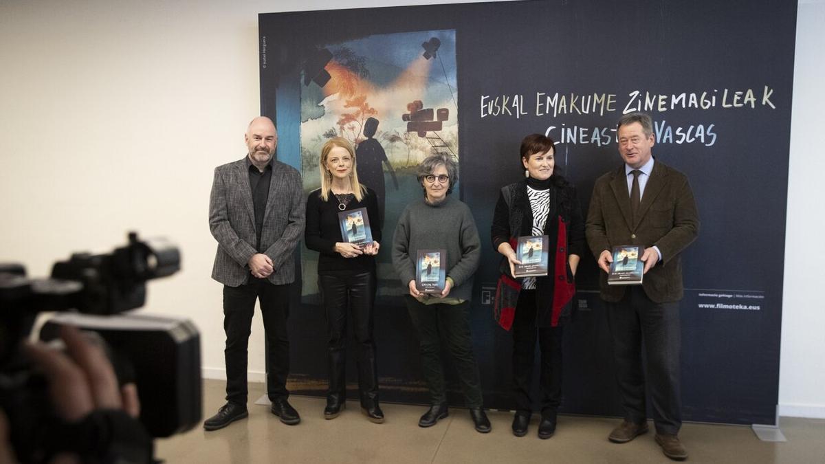 Fernández, Rodríguez, Herguera, Arandia y Zupiria, en la presentación del libro 'Cineastas vascas'.