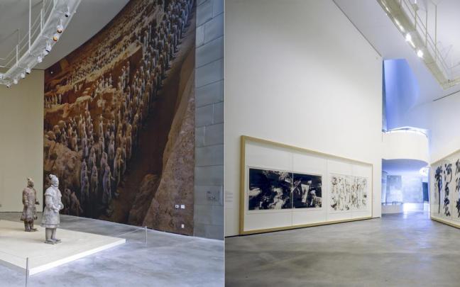 Vistas de la exposici&oacute;n, con el grupo de guerreros y el caballo de terracota como pieza clave (izda.). A la derecha, pinturas y obra gr&aacute;fica.