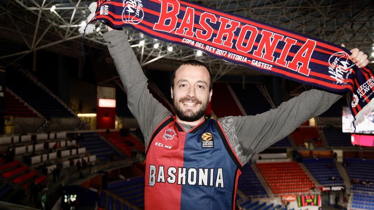Iker Martínez, aficionado del Baskonia.