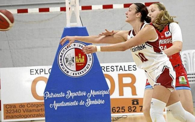 Cvitkovic trata de dar un pase ante la defensa de Aijanen.