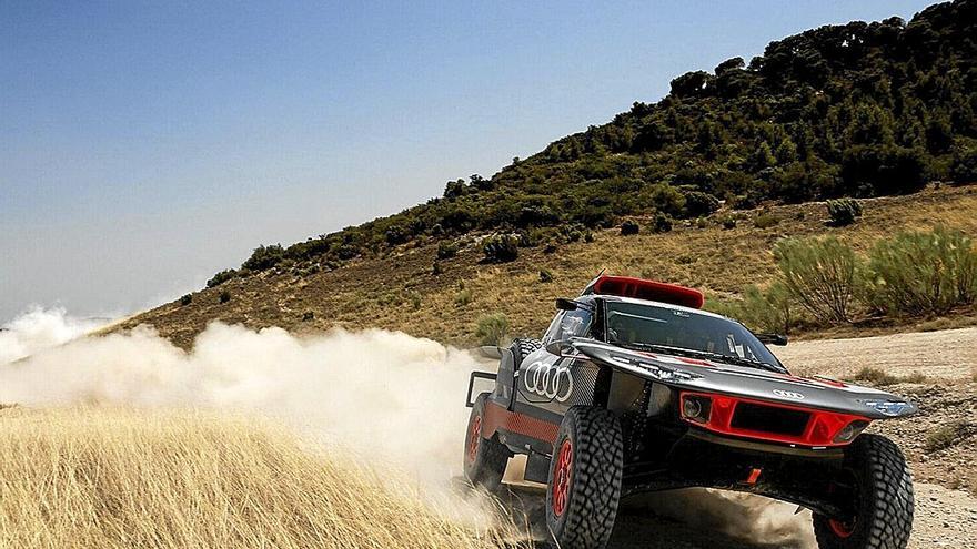 Audi ha querido incorporar a la denominación del RS Q e-tron las siglas E2 en recuerdo del legendario Audi Sport Quattro de rallyes del Grupo B de los años 80. Arriba a la izquierda, la evolución del coche de raids y, a la derecha, el