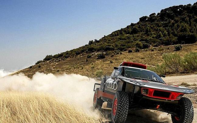 Audi ha querido incorporar a la denominación del RS Q e-tron las siglas E2 en recuerdo del legendario Audi Sport Quattro de rallyes del Grupo B de los años 80. Arriba a la izquierda, la evolución del coche de raids y, a la derecha, el Audi ha querido incorporar a la denominación del RS Q e-tron las siglas E2 en recuerdo del legendario Audi Sport Quattro de rallyes del Grupo B de los años 80. Arriba a la izquierda, la evolución del coche de raids y, a la derecha, el