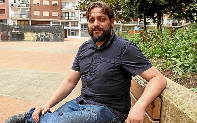 El agente de la policía de Irun Joseba Bajo, ayer en Donostia. El agente de la policía de Irun Joseba Bajo, ayer en Donostia.