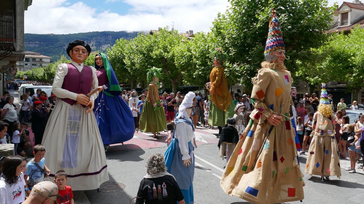 Los gigantes de Etxarre alegraron con sus bailes el inicio de las fiestas.