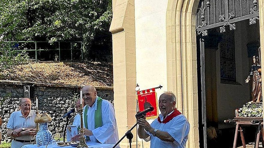 Misa de ayer, en la que participó la coral Santa Lucía. | FOTO: DFA