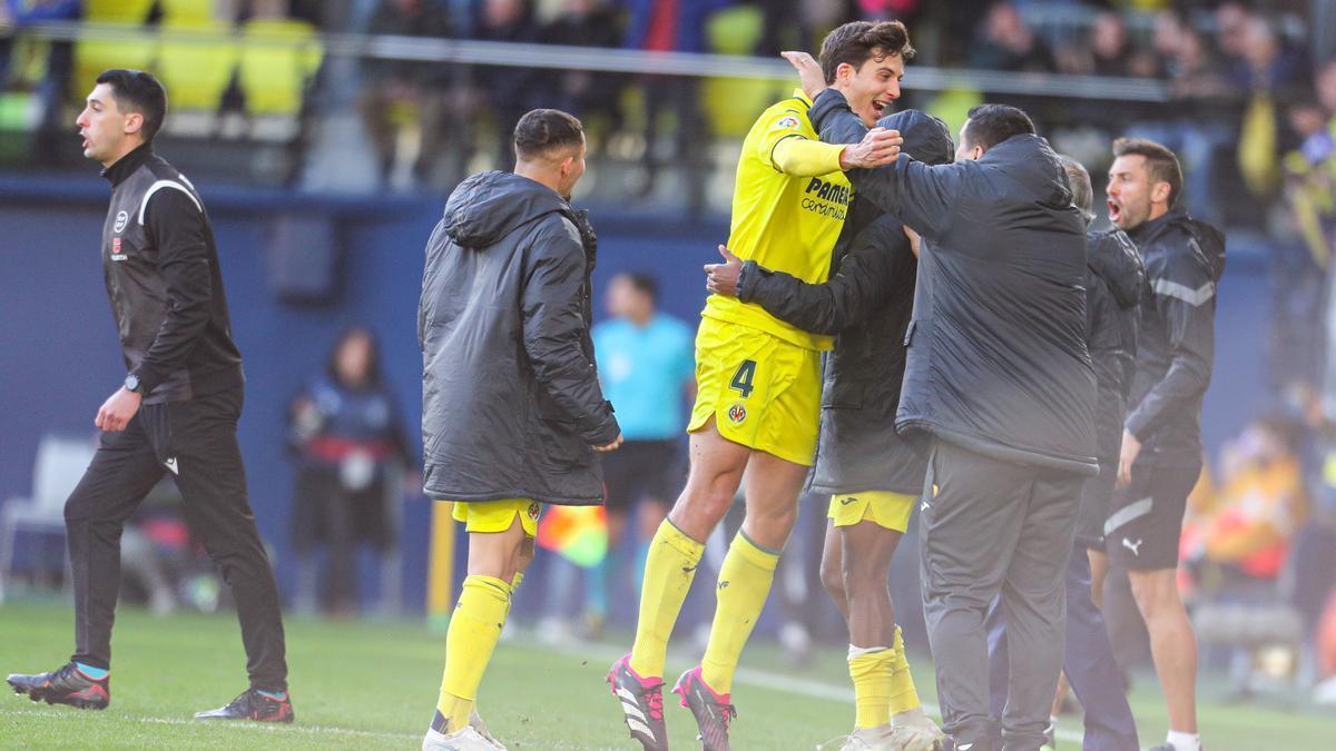 Pau Torres celebra el gol de la victoria