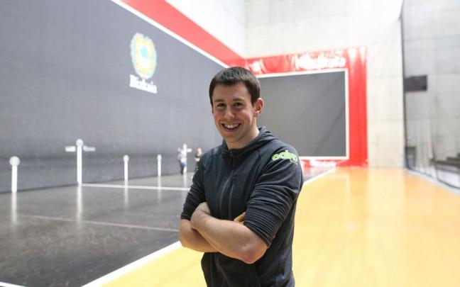 Unai Alberdi posa en el front&oacute;n Bizkaia de Bilbao.