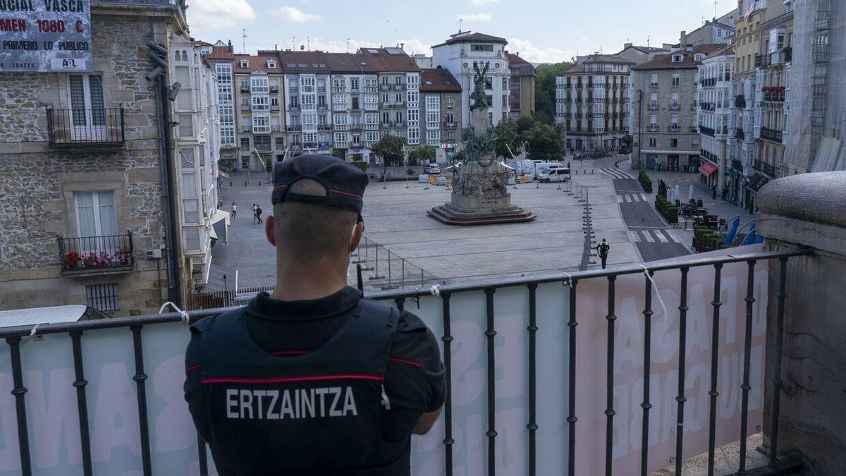 Un agente de la Ertzaintza patrulla en el centro de Gasteiz.