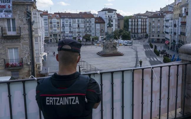 Un agente de la Ertzaintza patrulla en el centro de Gasteiz. Un agente de la Ertzaintza patrulla en el centro de Gasteiz.