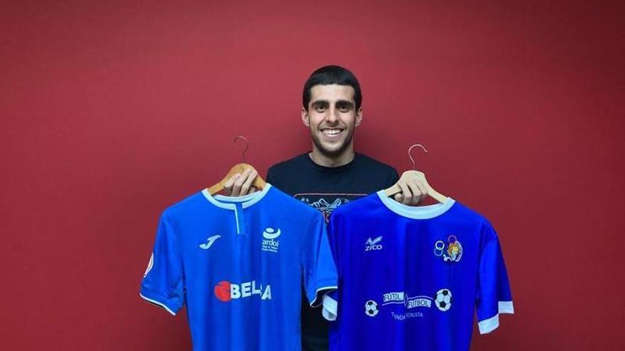 Julen Pavón posa con las camisetas de Ardoi y Txantrea.