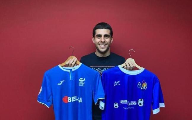 Julen Pavón posa con las camisetas de Ardoi y Txantrea. Julen Pavón posa con las camisetas de Ardoi y Txantrea.