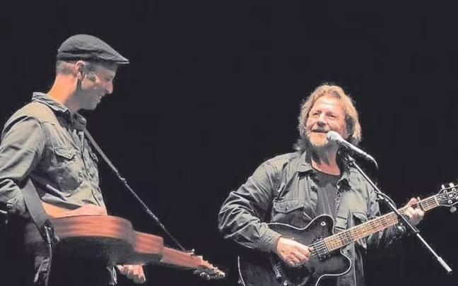 Urbil y Txomin Artola durante una actuación